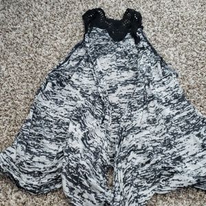 Black and white sleeveless blouse size 2x